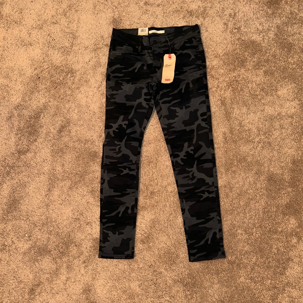 Black camo Levi’s jeans